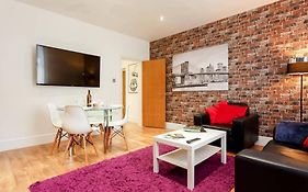 Stylish 2 Bed 2 Bath *Close To Beach And Centre With Parking*